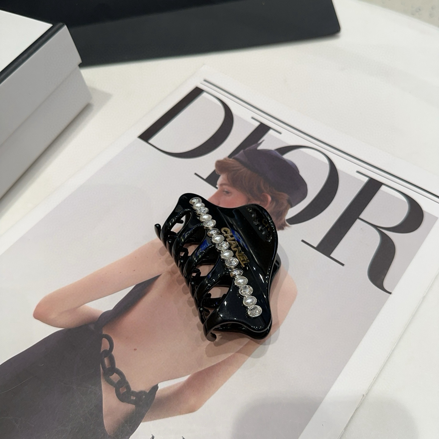 NO:371343,P with packaging box Chanel's latest small fragrance clip, super beautiful!  A very famous lady style, a must-have for a little fairy... Hairpins, hairpins, chanel, chanel, hairpins19860909P 配包装盒 Chanel (香奈儿)最新款小香抓夹,超级好看！名媛范儿十足,小仙女必备…发夹,发夹,chanel,chanel,hairpins,accessory