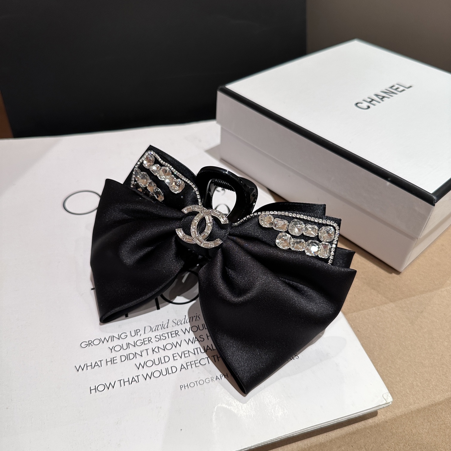 NO:371361,P with packaging box Chanel's latest small fragrance clip, super beautiful!  A very famous lady style, a must-have for a little fairy... Hairpins, hairpins, chanel, chanel, hairpins19860909P 配包装盒 Chanel (香奈儿)最新款小香抓夹,超级好看！名媛范儿十足,小仙女必备…发夹,发夹,chanel,chanel,hairpins,accessory
