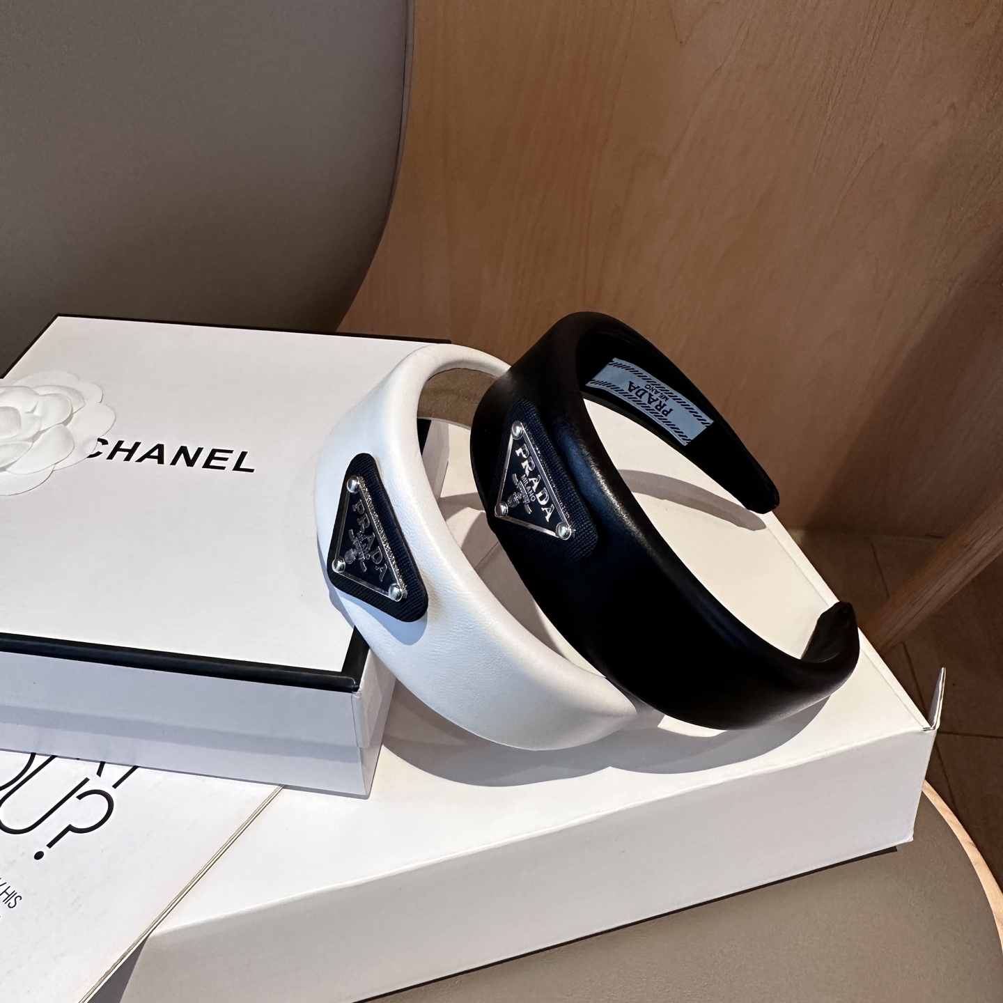 NO:640911,P Comes with a packaging box PRADA’s popular headband is here!  Recommended by internet celebrities!  The elegant young lady is worth buying, very easy to match, elegant and tasteful hair clips, hair clips, prada, prada, hairpins19860909P 配包装盒 PRADA（普拉达）爆款发箍来啦！ 网红推荐！优雅的小姐姐值得入手 非常好搭配 气质有品位发夹,发夹,prada,prada,hairpins,accessory