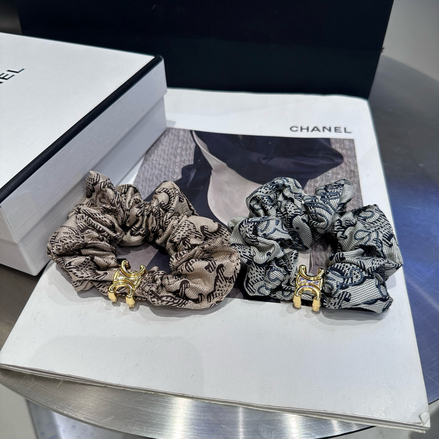 NO:372122,P with packaging box CELINE Arc de Triomphe new hairstyle is exquisite and comfortable, very fashionable and versatile!  Goddess essential items hairpins, hairpins, celine, celine, hairpins19860909P 配包装盒 CELINE（赛琳）凯旋门新款发圈 精致舒适,非常时尚百搭！女神必备单品发夹,发夹,celine,celine,hairpins,accessory