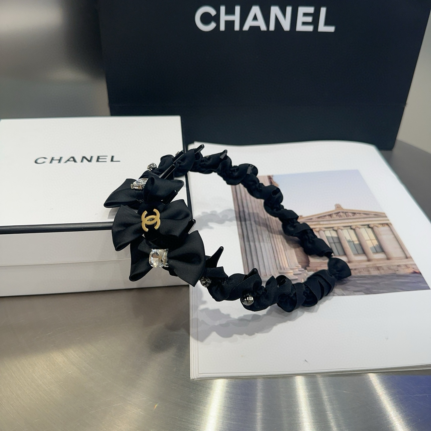 NO:372141,P with packaging box Chanel (Chanel) latest small fragrance hit headband, super beautiful!  A very famous lady style, a must-have for a little fairy... Hairpins, hairpins, chanel, chanel, hairpins19860909P 配包装盒 Chanel (香奈儿)最新款小香爆款发箍,超级好看！名媛范儿十足,小仙女必备…发夹,发夹,chanel,chanel,hairpins,accessory