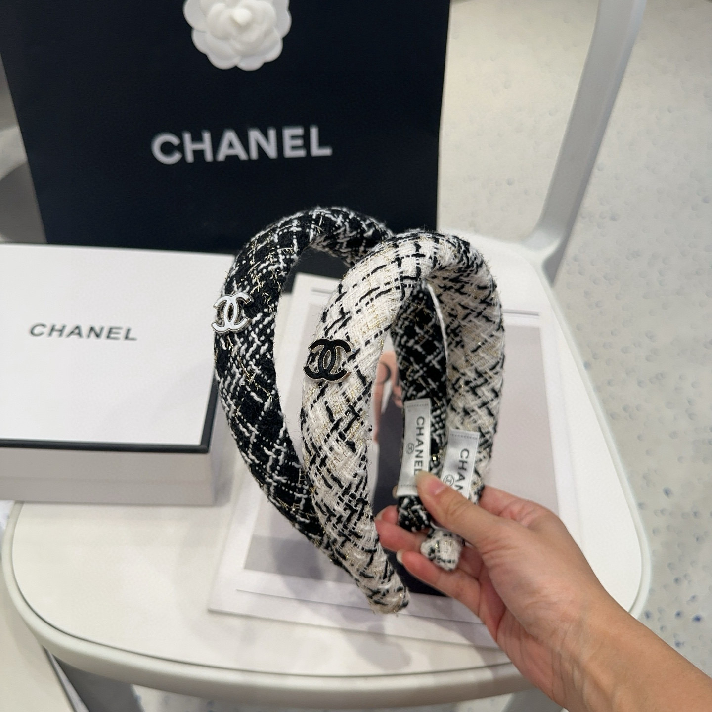 NO:372153,P with packaging box Chanel's latest small fragrant headband, super beautiful!  A very famous lady style, a must-have hairpin for fairies, hairpins, chanel, chanel, hairpins19860909P 配包装盒 Chanel (香奈儿)最新款小香发箍,超级好看！名媛范儿十足,小仙女必备发夹,发夹,chanel,chanel,hairpins,accessory