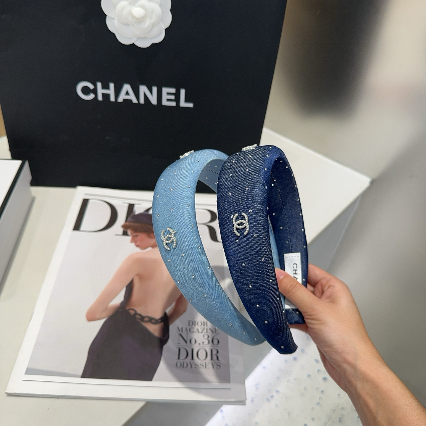 NO:372157,P with packaging box Chanel's latest small fragrance denim hairband, super beautiful!  A very famous lady style, a must-have for a little fairy... Hairpins, hairpins, chanel, chanel, hairpins19860909P 配包装盒 Chanel (香奈儿)最新款小香牛仔布发箍,超级好看！名媛范儿十足,小仙女必备…发夹,发夹,chanel,chanel,hairpins,accessory