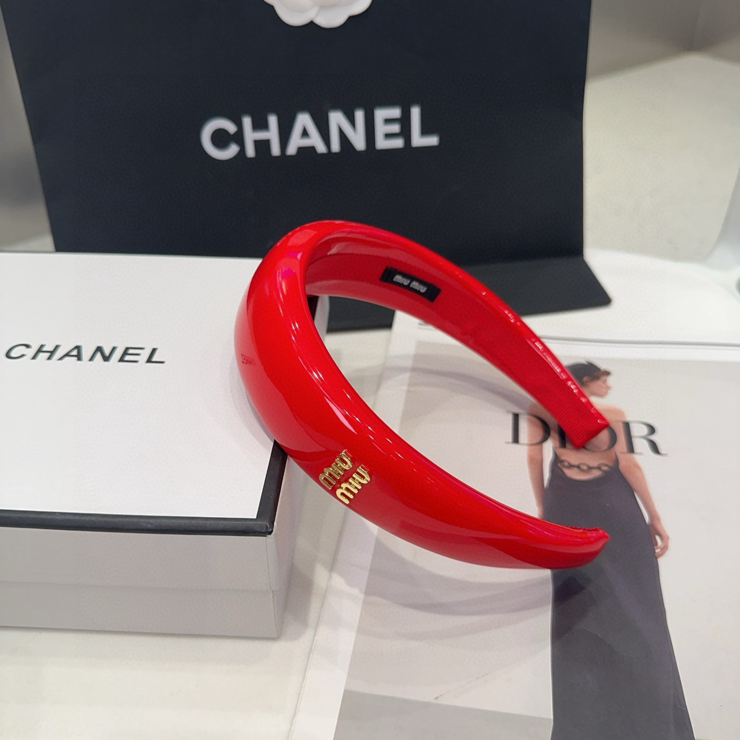 NO:372167,P with packaging box Miumiu's new letter headband, a popular internet celebrity!  Simple and elegant, practical and versatile, full of celebrity style!  A must-have hairpins for fairies, hairpins, miumiu, hairpins19860909P 配包装盒 miumiu新款字母发箍,网红爆款！简单优雅,实用百搭,名媛范儿十足！小仙女必备发夹,发夹,miumiu,hairpins,accessory