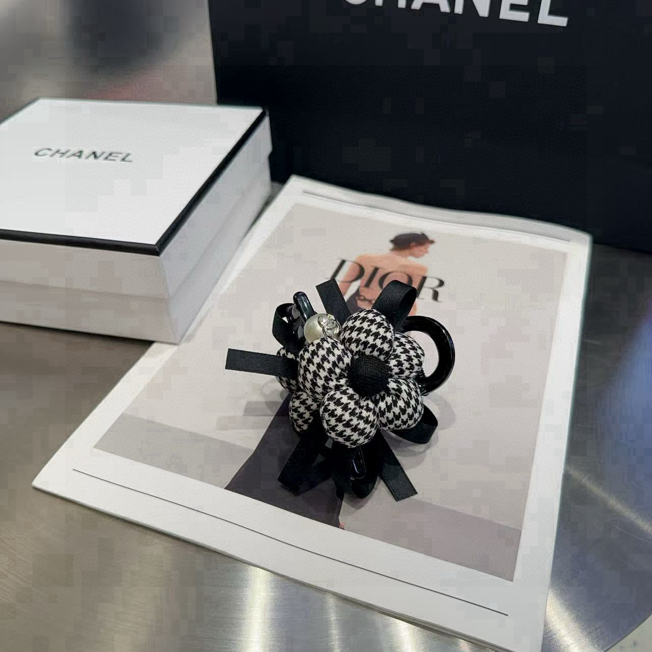 NO:371832,P packing box Chanel (Chanel) latest style of Houndstooth Clip, full of celebrity style, a must-have for fairies... Hairpins, hairpins, chanel, chanel, hairpins19860909P 配包装盒 Chanel (香奈儿)最新款小香千鸟格抓夹,名媛范儿十足,小仙女必备…发夹,发夹,chanel,chanel,hairpins,accessory