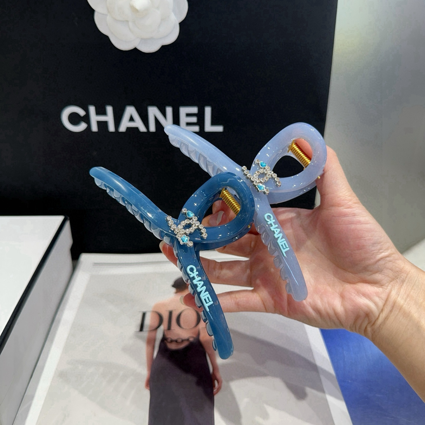 NO:371805,P with packaging box Chanel (Chanel) new small fragrance clip, it's so beautiful!  Goddess must enter hairpins, hairpins, chanel, chanel, hairpins19860909P 配包装盒 Chanel (香奈儿)新款小香抓夹,实在太美了！女神必入哦发夹,发夹,chanel,chanel,hairpins,accessory