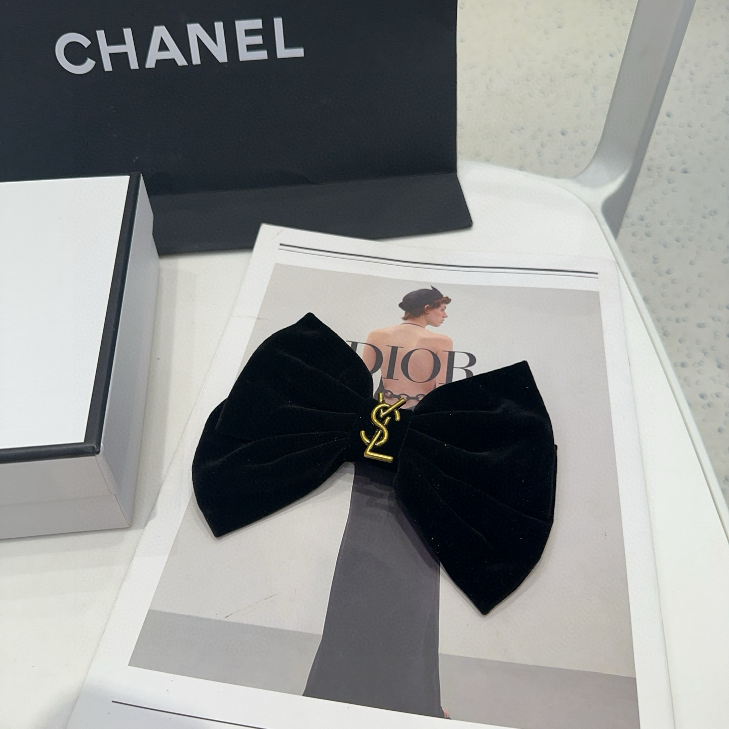 NO:371810,P with packaging box YSL (Saint Laurent) new spring clip, new autumn and winter products!  The celebrity style is beautiful, fashionable and versatile, the sweet and cool lady must have... Hairpins, hairpins, saint laurent, saint laurent, hairpins19860909P 配包装盒 YSL（圣罗兰）新款弹簧夹,秋冬新品！名媛风气质美,时尚百搭,甜酷小姐姐必备…发夹,发夹,saint laurent,saint laurent,hairpins,accessory