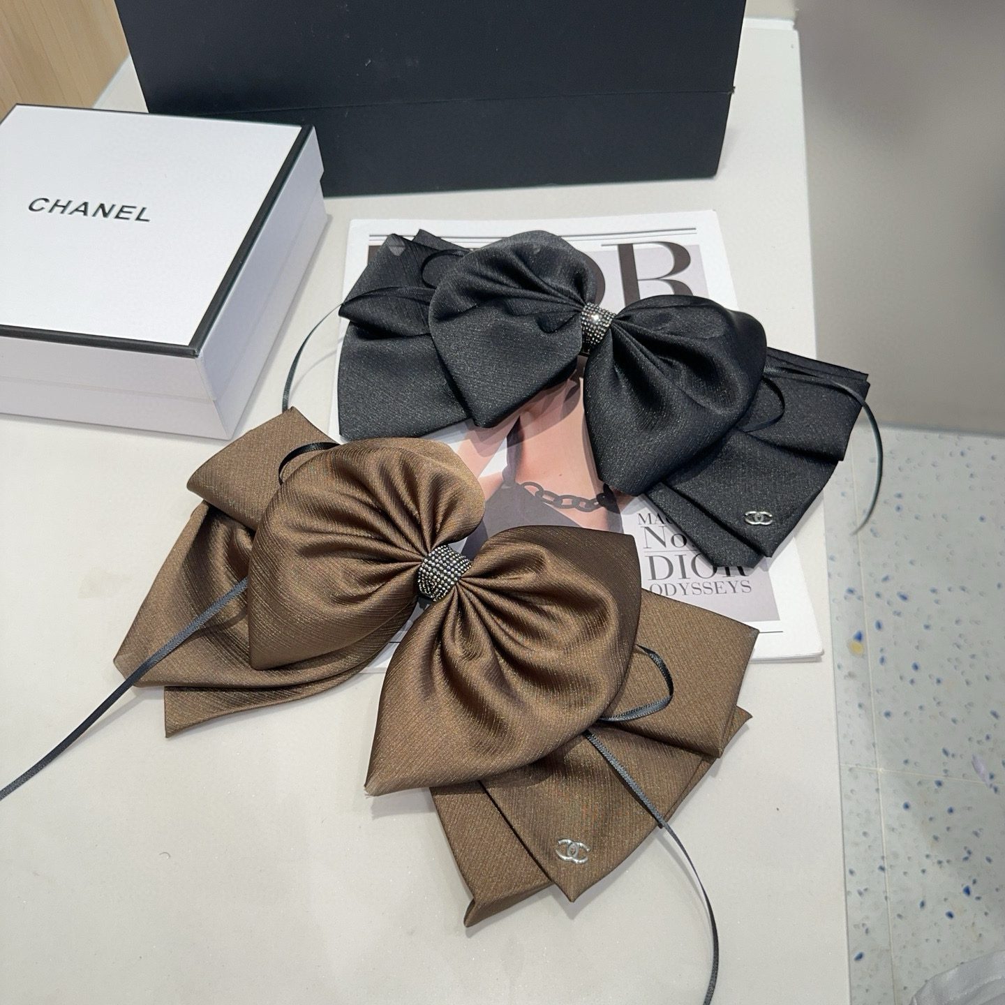 NO:371815,P with packaging box Chanel's latest small fragrance spring clip, super beautiful!  A very famous lady style, a must-have for a little fairy... Hairpins, hairpins, chanel, chanel, hairpins19860909P 配包装盒 Chanel (香奈儿)最新款小香弹簧夹,超级好看！名媛范儿十足,小仙女必备…发夹,发夹,chanel,chanel,hairpins,accessory