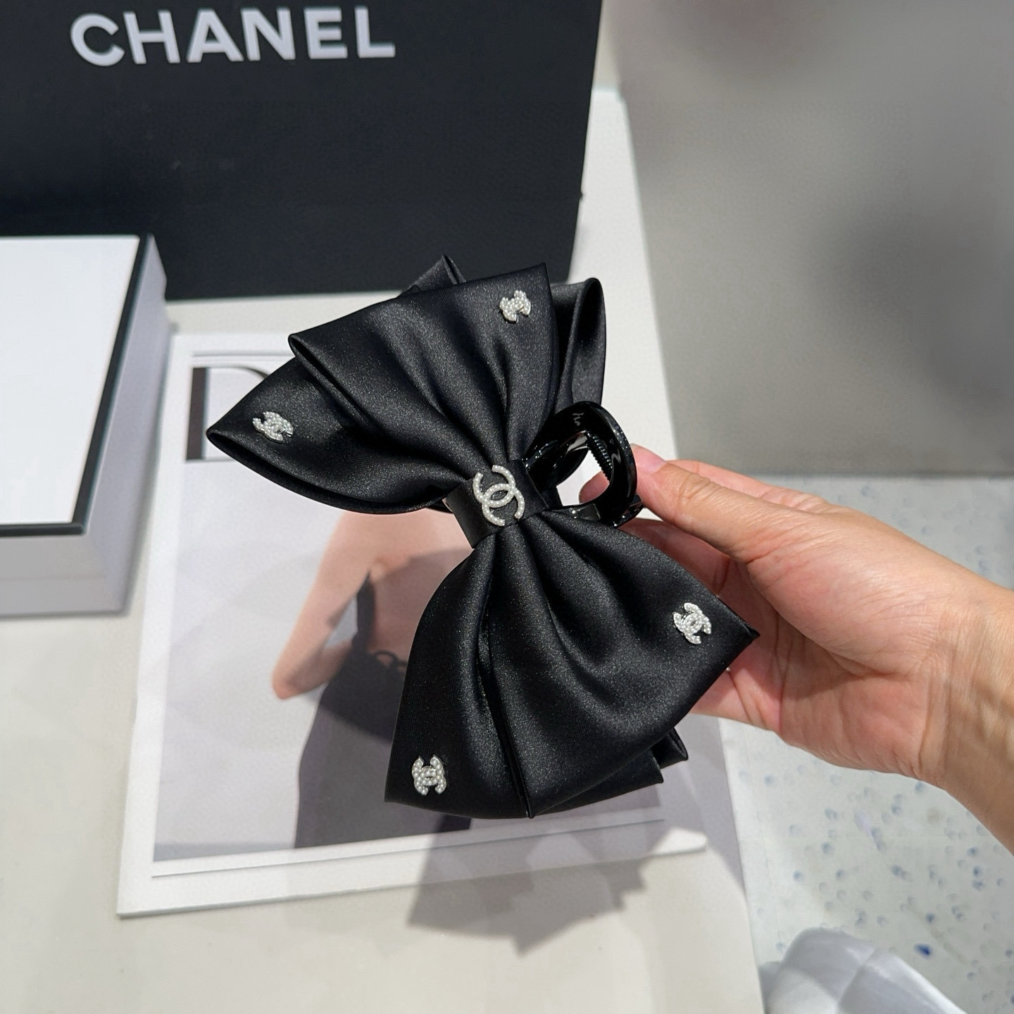 NO:371825,P with packaging box Chanel (Chanel) latest small fragrance big grab clip, super beautiful!  A very famous lady style, a must-have for a little fairy... Hairpins, hairpins, chanel, chanel, hairpins19860909P 配包装盒 Chanel (香奈儿)最新款小香大抓夹,超级好看！名媛范儿十足,小仙女必备…发夹,发夹,chanel,chanel,hairpins,accessory