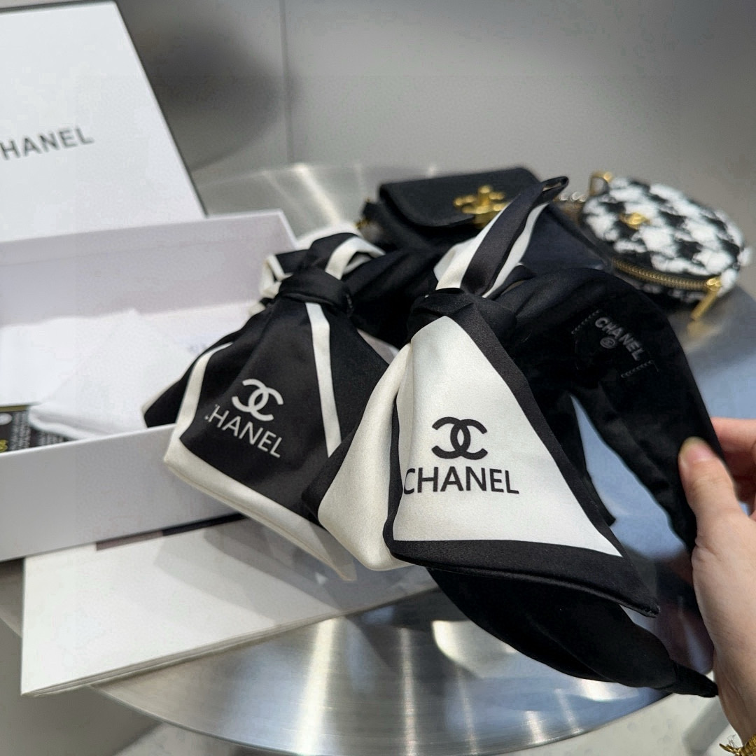 NO:372180,P with packaging box Chanel's latest small fragrant headband, super beautiful!  A very famous lady style, a must-have for a little fairy... Hairpins, hairpins, chanel, chanel, hairpins19860909P 配包装盒 Chanel (香奈儿)最新款小香发箍,超级好看！名媛范儿十足,小仙女必备…发夹,发夹,chanel,chanel,hairpins,accessory