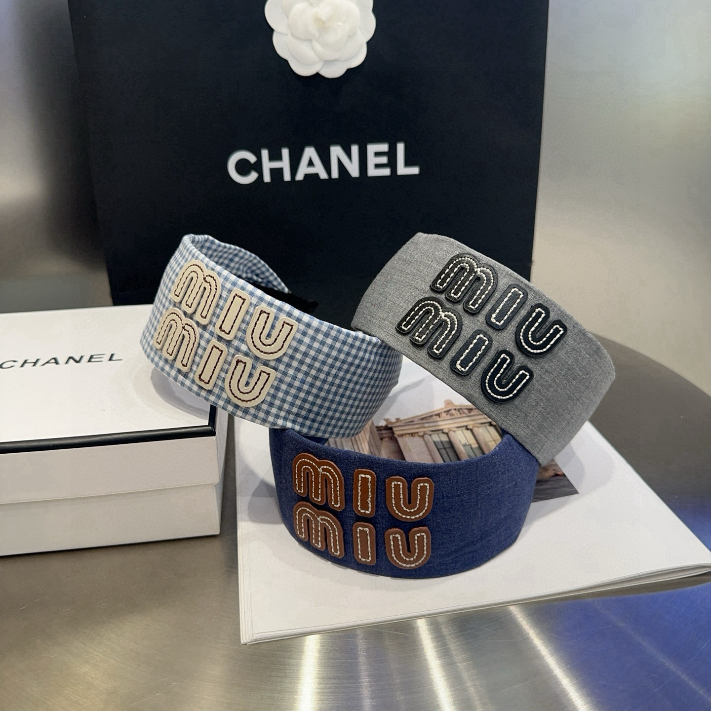 NO:371775,P packing box miumiu's new wide-edged headband is simple and elegant, practical and versatile, full of celebrity style!  A must-have hairpins for fairies, hairpins, miumiu, hairpins19860909P 配包装盒 miumiu新款宽边发箍,简单优雅,实用百搭,名媛范儿十足！小仙女必备发夹,发夹,miumiu,hairpins,accessory