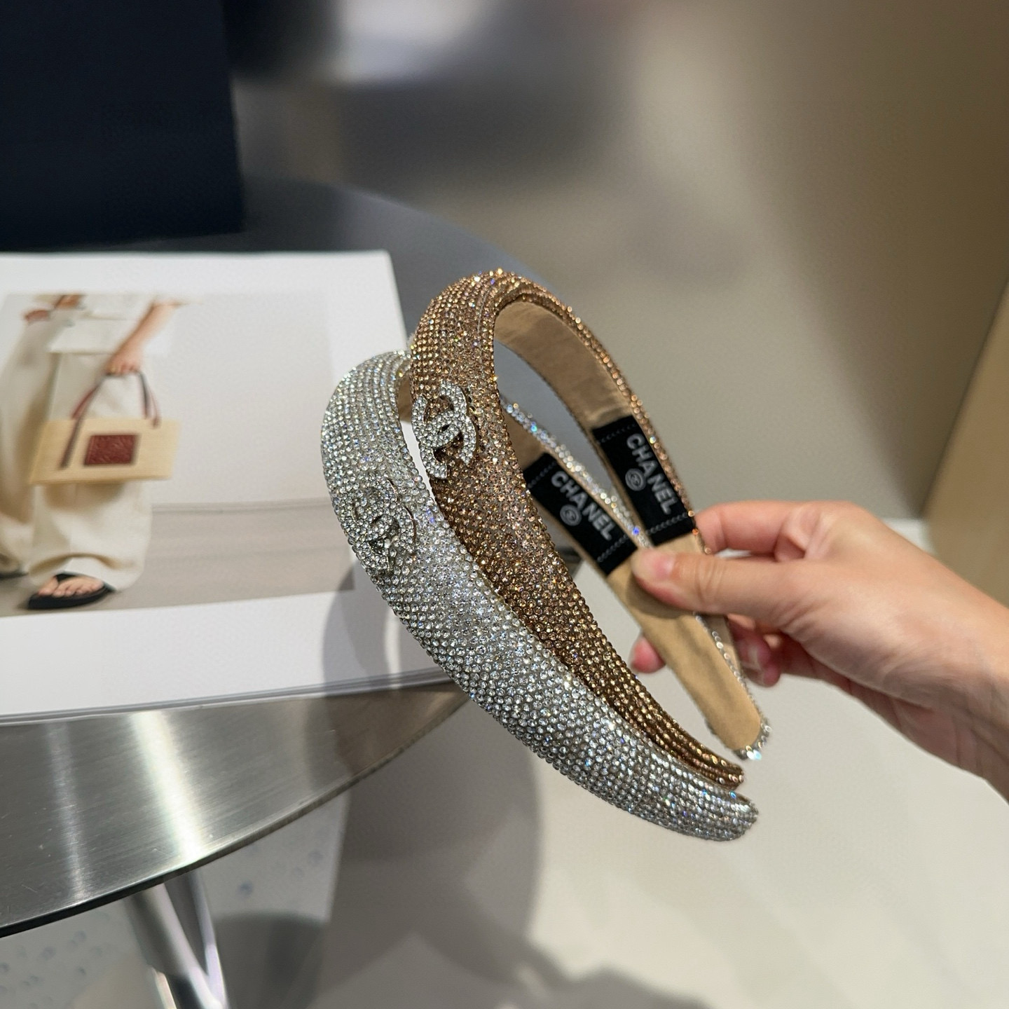 NO:371791,P with packaging box Chanel (Chanel) latest small-scented diamond headband, super beautiful!  A very famous lady style, a must-have for a little fairy... Hairpins, hairpins, chanel, chanel, hairpins19860909P 配包装盒 Chanel (香奈儿)最新款小香爆款钻石发箍,超级好看！名媛范儿十足,小仙女必备…发夹,发夹,chanel,chanel,hairpins,accessory