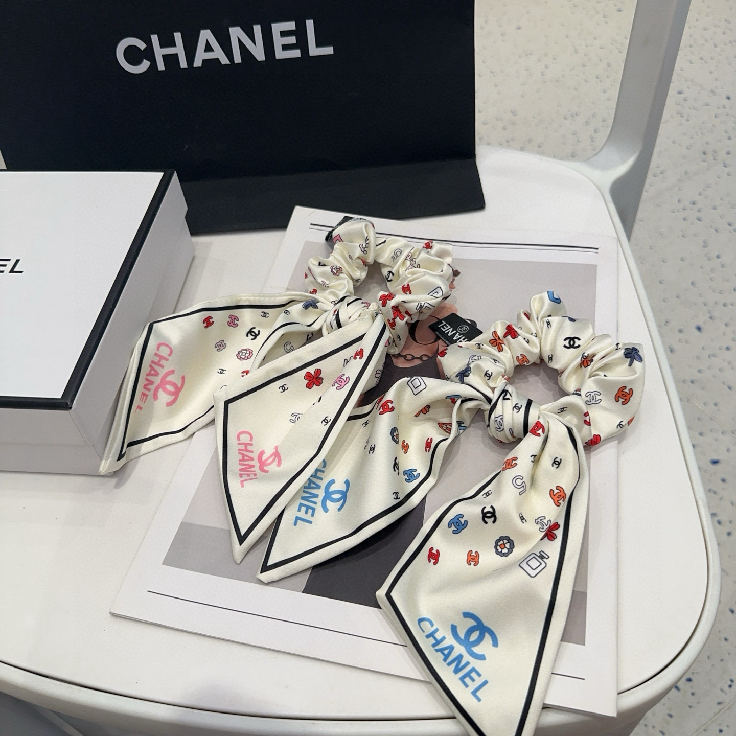 NO:371817,P with packaging box Chanel (Chanel) latest small fragrance ribbon hair ring, simple and practical, fashionable and trendy!  A must-have for fairies…hairpins, hairpins, chanel, chanel, hairpins19860909P 配包装盒 Chanel (香奈儿)最新小香飘带发圈 简单实用,时尚潮流！小仙女必备…发夹,发夹,chanel,chanel,hairpins,accessory