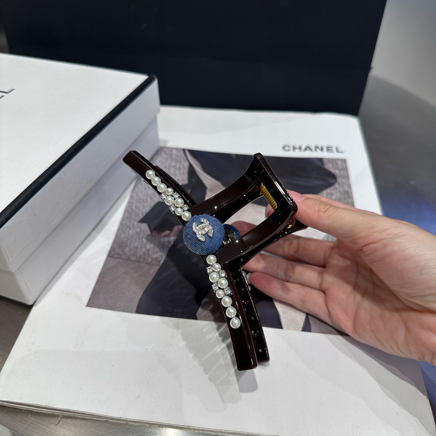 NO:371841,P with packaging box Chanel's latest small fragrance clip, simple and practical, fashionable and trendy!  A must-have for fairies…hairpins, hairpins, chanel, chanel, hairpins19860909P 配包装盒 Chanel (香奈儿)最新小香抓夹,简单实用,时尚潮流！小仙女必备…发夹,发夹,chanel,chanel,hairpins,accessory