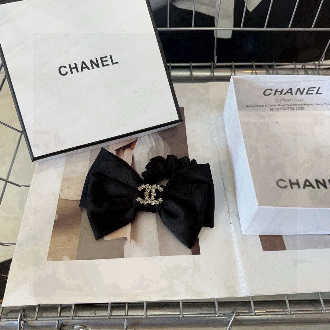 NO:542921,P with packaging box Chanel (Chanel)'s latest small fragrance hits the scene, super beautiful!  A very famous lady style, a must-have for a little fairy... Hairpins, hairpins, chanel, chanel, hairpins19860909P 配包装盒 Chanel (香奈儿)最新款小香爆款发圈,超级好看！名媛范儿十足,小仙女必备…发夹,发夹,chanel,chanel,hairpins,accessory