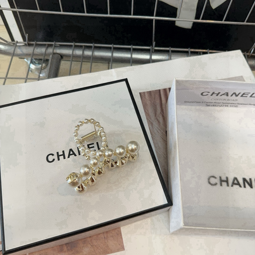 NO:542895,P with packaging box Chanel (Chanel) latest hottest version, heavy industry pearl clip, a beautiful one!  A must-have for fairies…hairpins, hairpins, chanel, chanel, hairpins19860909P 配包装盒 Chanel (香奈儿)最新小香爆款,重工珍珠抓夹,绝美的一款！小仙女必备…发夹,发夹,chanel,chanel,hairpins,accessory