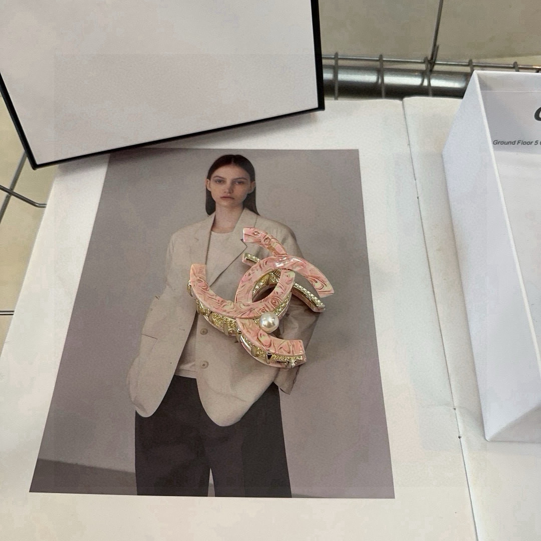 NO:542588,P with packaging box Chanel (Chanel) latest small-scented clip, super beautiful!  A very famous lady style, a must-have for a little fairy... Hairpins, hairpins, chanel, chanel, hairpins19860909P 配包装盒 Chanel (香奈儿)最新款小香爆款抓夹,超级好看！名媛范儿十足,小仙女必备…发夹,发夹,chanel,chanel,hairpins,accessory