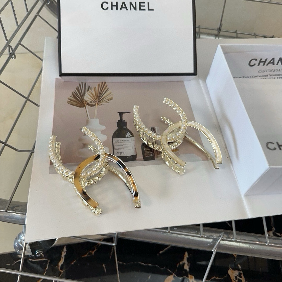NO:542591,P with packaging box (single) Chanel's latest small fragrance hit, heavy hand-clipped clips, full of weight!  Elegant young lady must have...hairpins, hairpins, chanel, chanel, hairpins19860909P 配包装盒（单个） Chanel (香奈儿)最新小香爆款,重手工抓夹,满满的重量感！优雅的小姐姐必备…发夹,发夹,chanel,chanel,hairpins,accessory