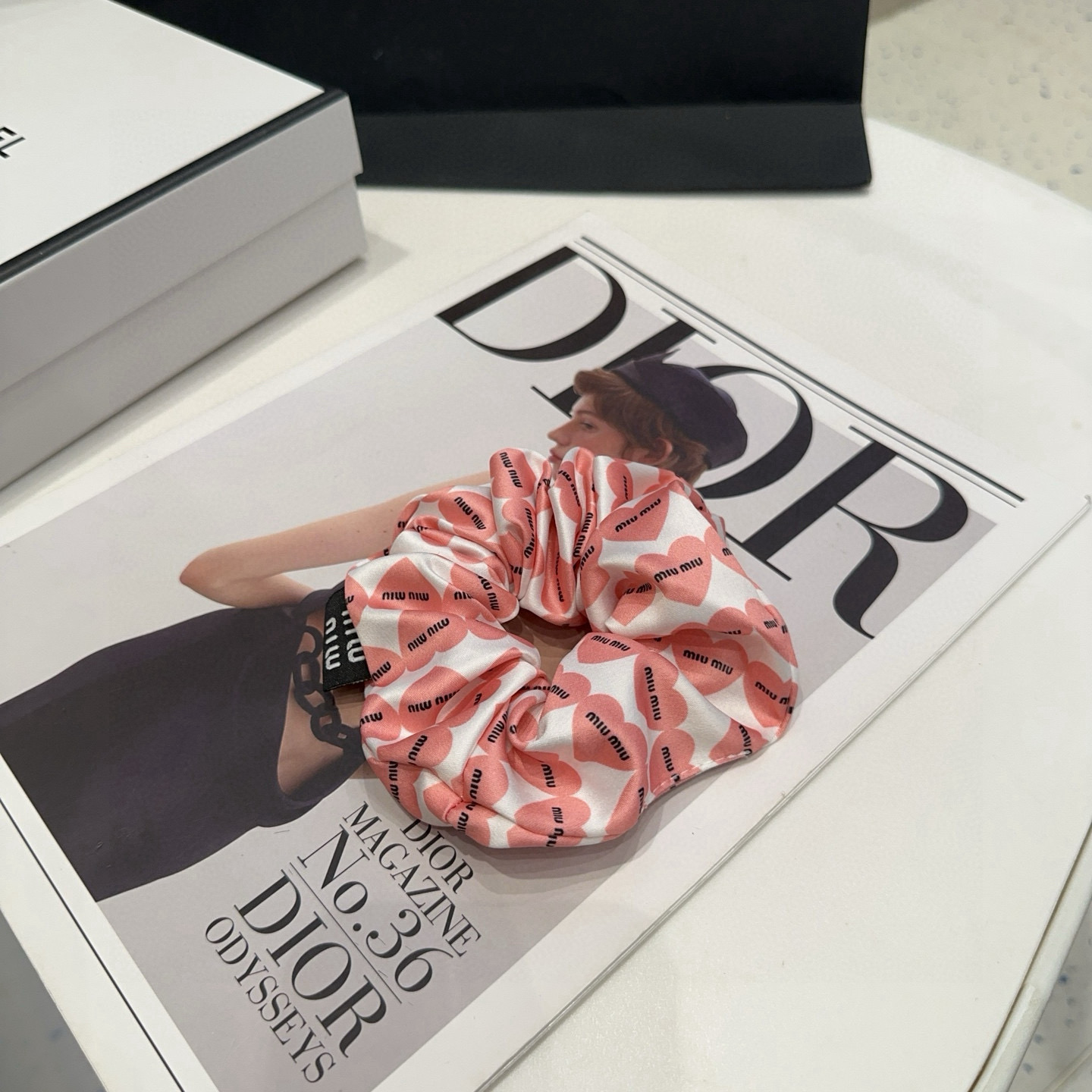 NO:542595,P with packaging box Miumiu's new love peach hair ring is simple and elegant, practical and versatile, worth buying!  hairpins, hairpins, miumiu, hairpins19860909P 配包装盒 miumiu新款爱心桃发圈 简单优雅,实用百搭,值得入手！发夹,发夹,miumiu,hairpins,accessory