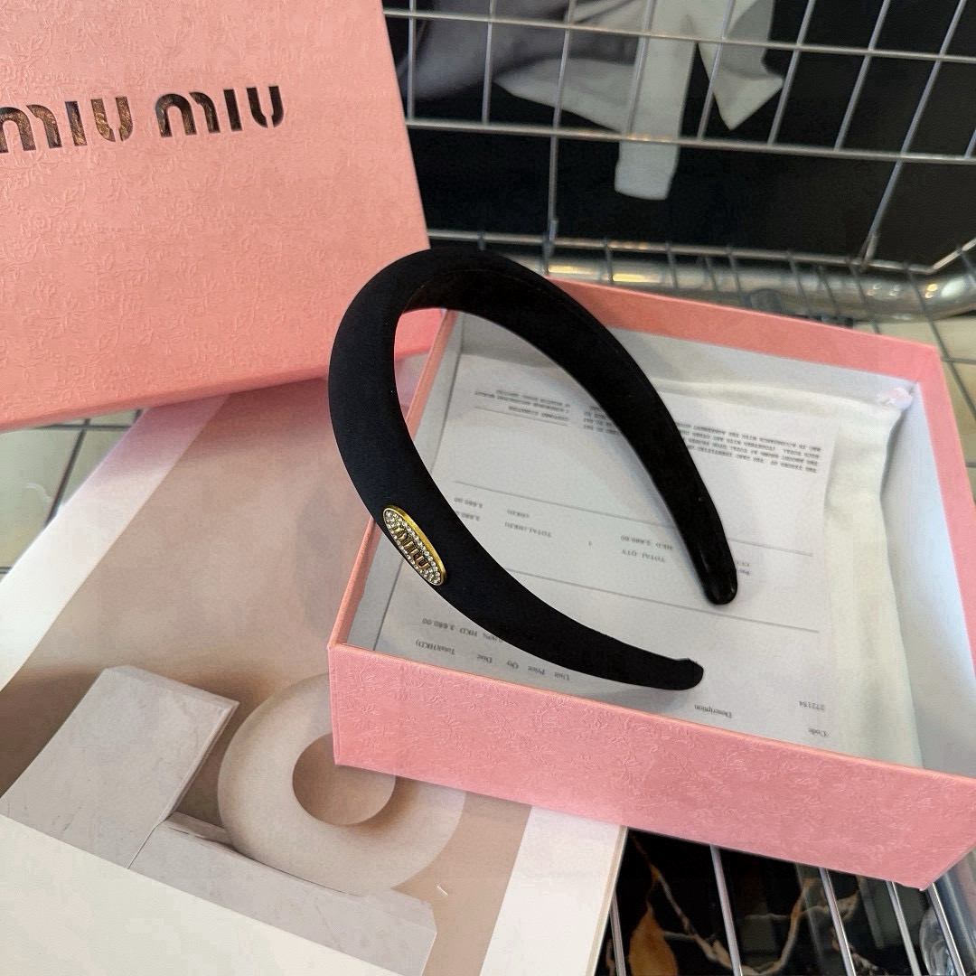 NO:542608,P 配包装盒 miumiu新款发箍 简单优雅,实用百搭,时尚潮流！  A must-have for young ladies…hairpins, hairpins, miumiu, hairpins19860909P 配包装盒 miumiu新款发箍 简单优雅,实用百搭,时尚潮流！小姐姐必备…发夹,发夹,miumiu,hairpins,accessory