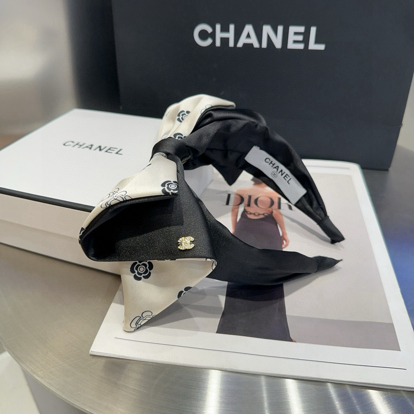NO:542624,P with packaging box Chanel's latest small fragrant headband, super beautiful!  A very famous lady style, a must-have for a little fairy... Hairpins, hairpins, chanel, chanel, hairpins19860909P 配包装盒 Chanel (香奈儿)最新款小香发箍,超级好看！名媛范儿十足,小仙女必备…发夹,发夹,chanel,chanel,hairpins,accessory