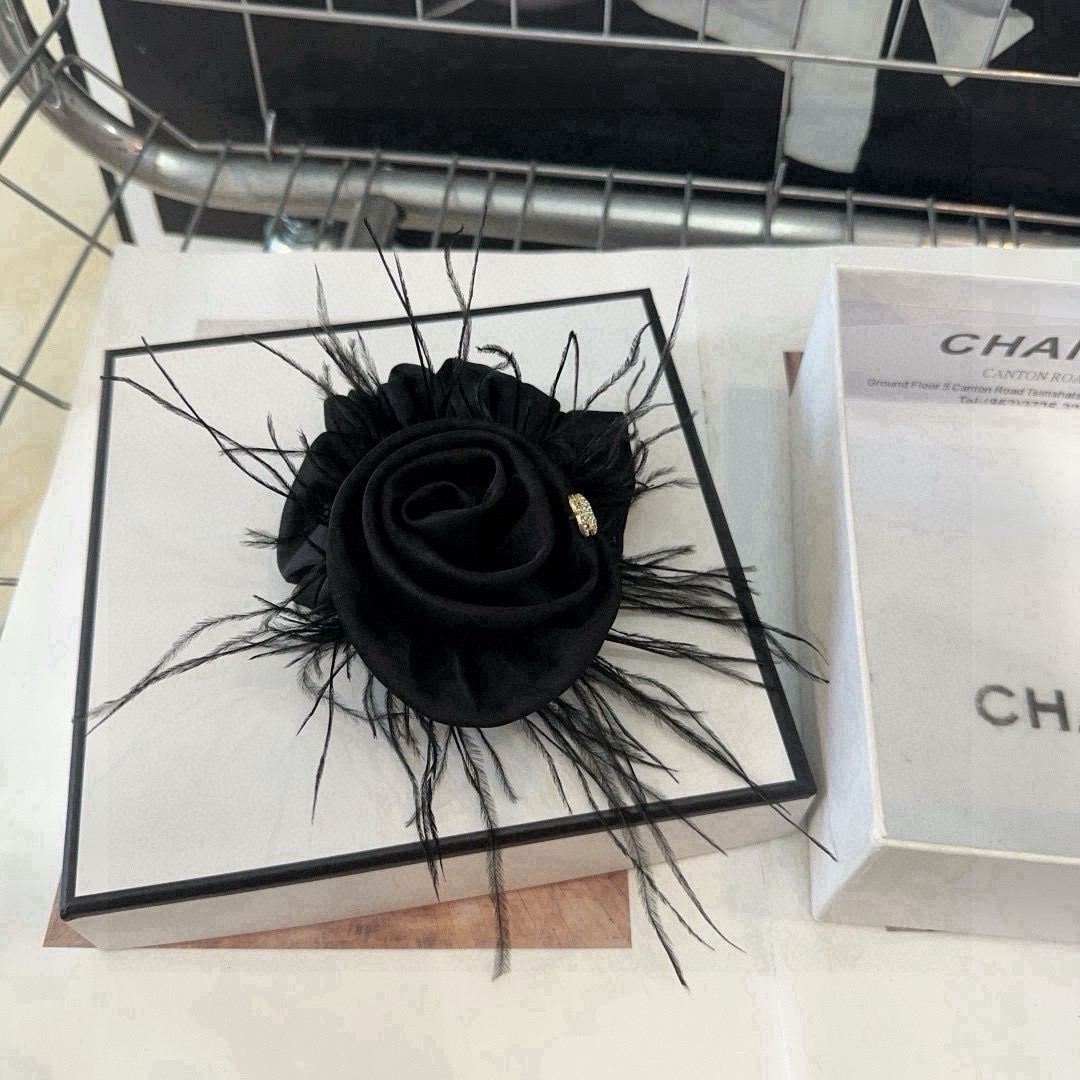 NO:542634,P with packaging box Chanel's latest small fragrance rose hair ring, simple and practical, fashionable and trendy!  The real thing looks better, the little fairy must have... hairpins, hairpins, chanel, chanel, hairpins19860909P 配包装盒 Chanel (香奈儿)最新小香玫瑰花发圈 简单实用,时尚潮流！实物更好看,小仙女必备…发夹,发夹,chanel,chanel,hairpins,accessory