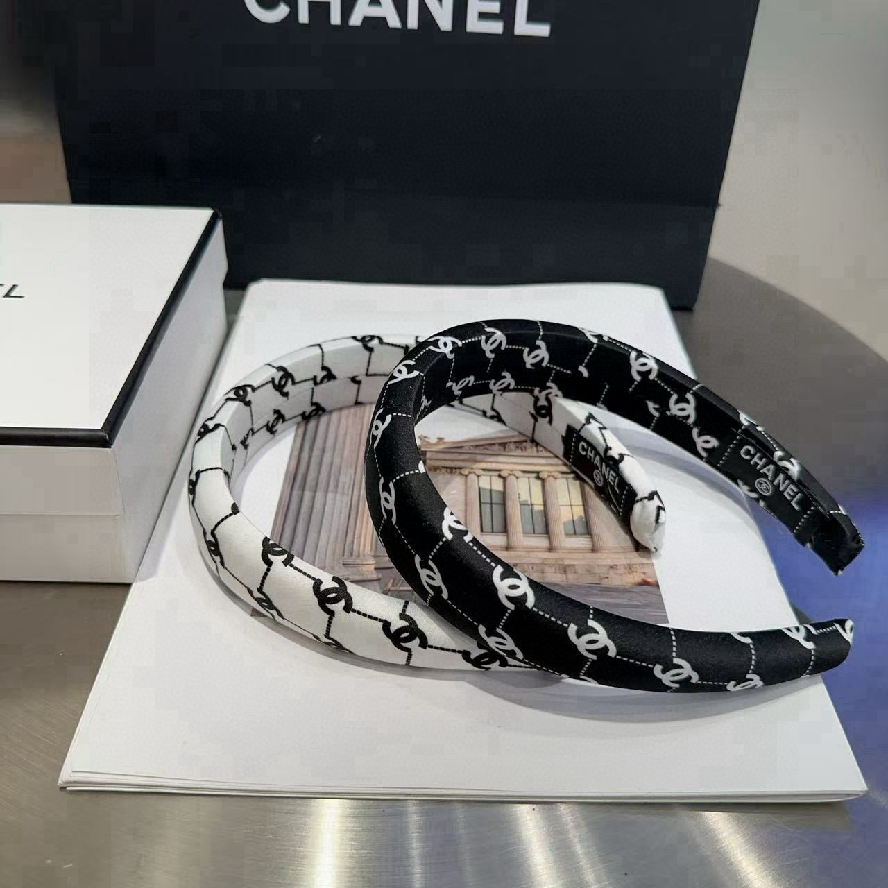 NO:542632,P with packaging box Chanel's latest small fragrant headband, super beautiful!  A very famous lady style, a must-have for a little fairy... Hairpins, hairpins, chanel, chanel, hairpins19860909P 配包装盒 Chanel (香奈儿)最新款小香发箍,超级好看！名媛范儿十足,小仙女必备…发夹,发夹,chanel,chanel,hairpins,accessory