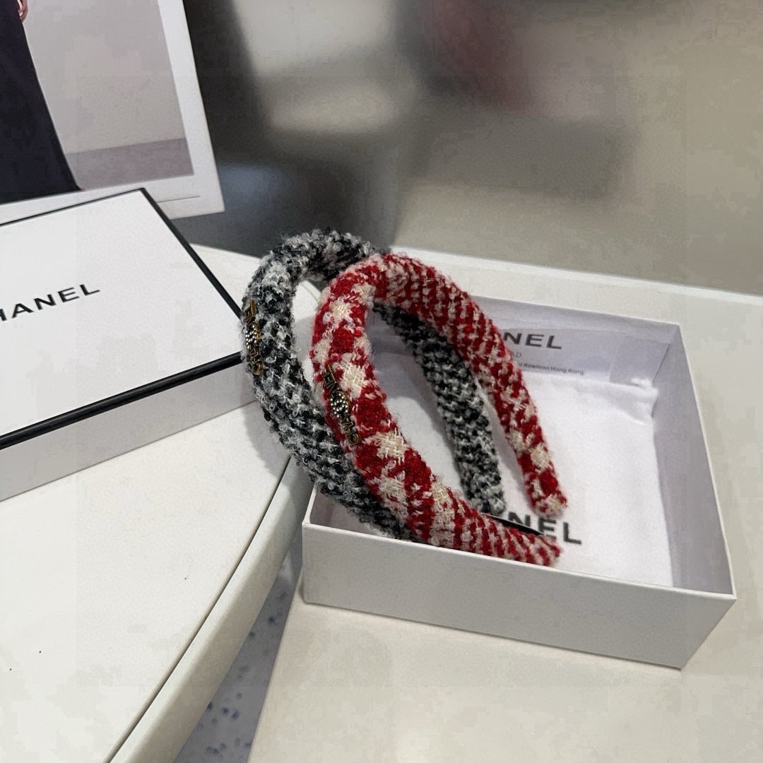 NO:542638,P with packaging box Chanel's latest small fragrant hairband, simple and practical, fashionable and trendy!  Very good looking, a must-have for little fairies... Hairpins, hairpins, chanel, chanel, hairpins19860909P 配包装盒 Chanel (香奈儿)最新小香发箍,简单实用,时尚潮流！非常好看,小仙女必备…发夹,发夹,chanel,chanel,hairpins,accessory