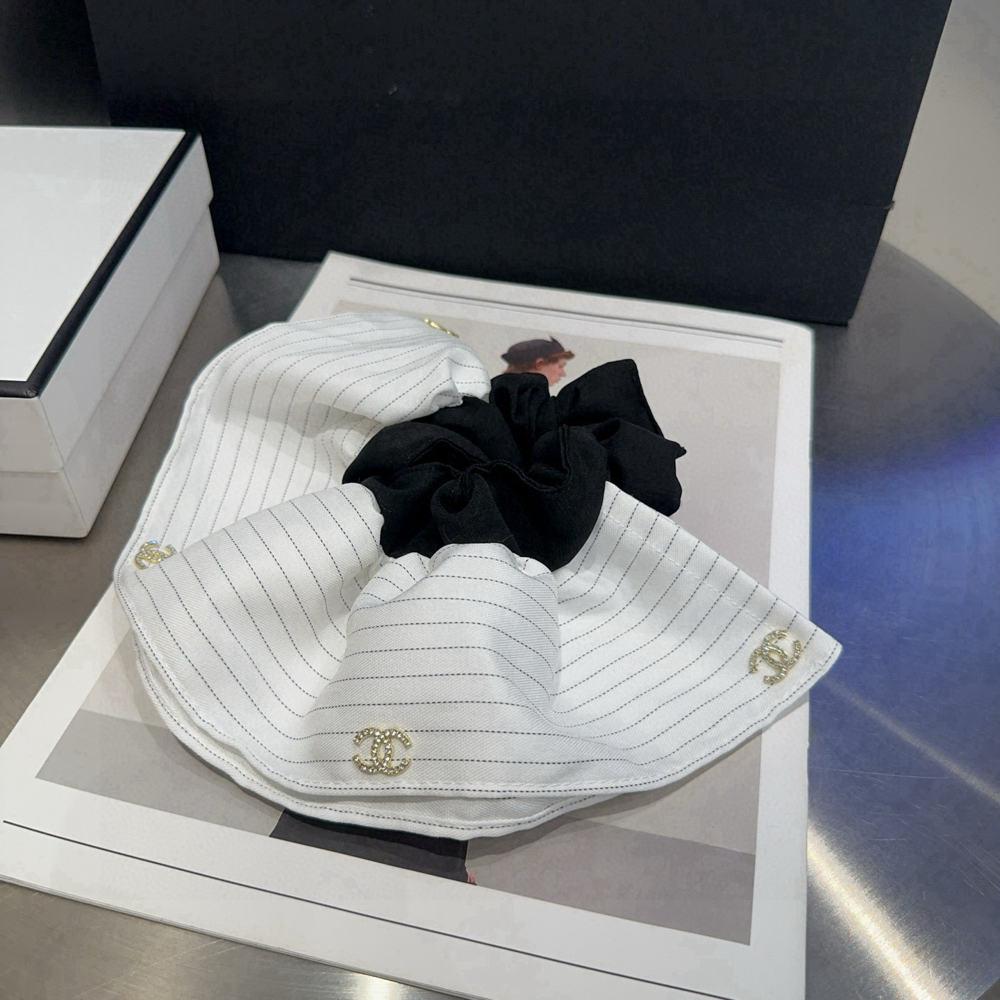 NO:542652,P with packaging box Chanel's latest small fragrance hair ring, simple and practical, fashionable and trendy!  Very good looking, a must-have for little fairies... Hairpins, hairpins, chanel, chanel, hairpins19860909P 配包装盒 Chanel (香奈儿)最新小香发圈,简单实用,时尚潮流！非常好看,小仙女必备…发夹,发夹,chanel,chanel,hairpins,accessory