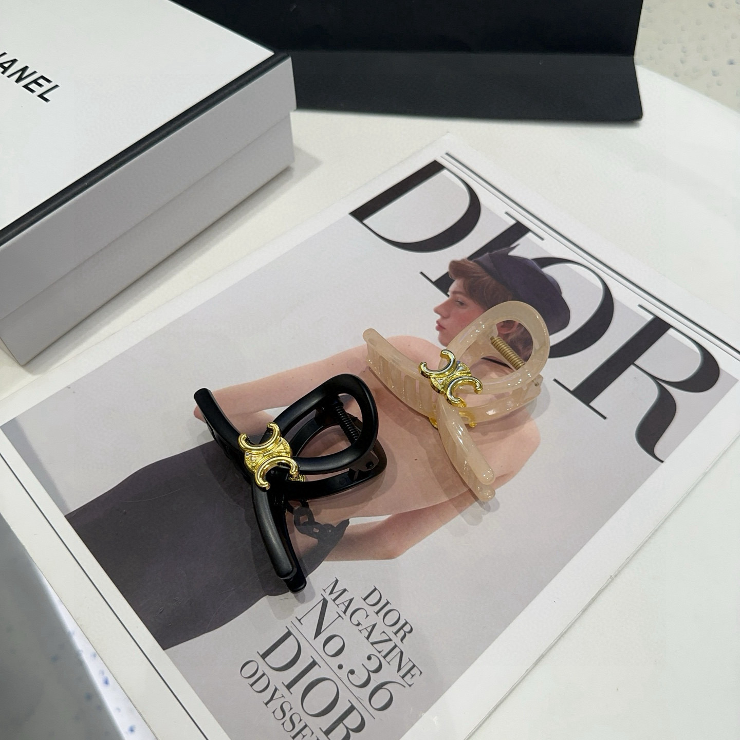 NO:542675,P with packaging box CELINE Arc de Triomphe new clip, simple and atmospheric, fashionable and versatile!  Goddess essential items hairpins, hairpins, celine, celine, hairpins19860909P 配包装盒 CELINE（赛琳）凯旋门新款抓夹,简单大气,时尚百搭！女神必备单品发夹,发夹,celine,celine,hairpins,accessory