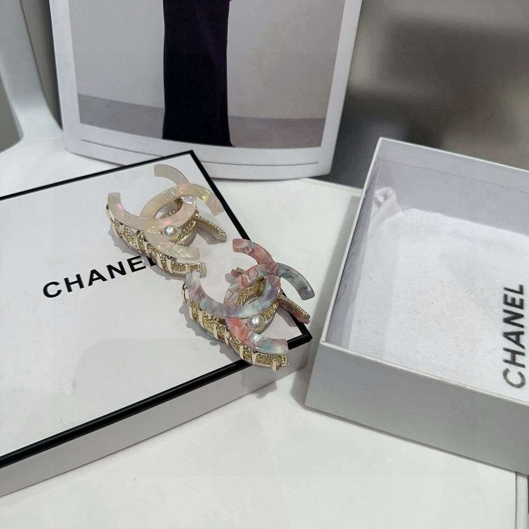 NO:542679,P with packaging box Chanel's latest small fragrance clip, simple and practical, fashionable and trendy!  A must-have for fairies…hairpins, hairpins, chanel, chanel, hairpins19860909P 配包装盒 Chanel (香奈儿)最新小香抓夹,简单实用,时尚潮流！小仙女必备…发夹,发夹,chanel,chanel,hairpins,accessory