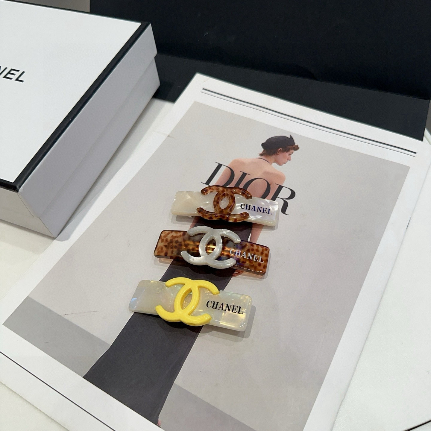 NO:542682,P with packaging box (single) Chanel's latest small fragrance spring clip, simple and practical, fashionable and trendy!  A must-have for fairies…hairpins, hairpins, chanel, chanel, hairpins19860909P 配包装盒（单个） Chanel (香奈儿)最新小香弹簧夹,简单实用,时尚潮流！小仙女必备…发夹,发夹,chanel,chanel,hairpins,accessory