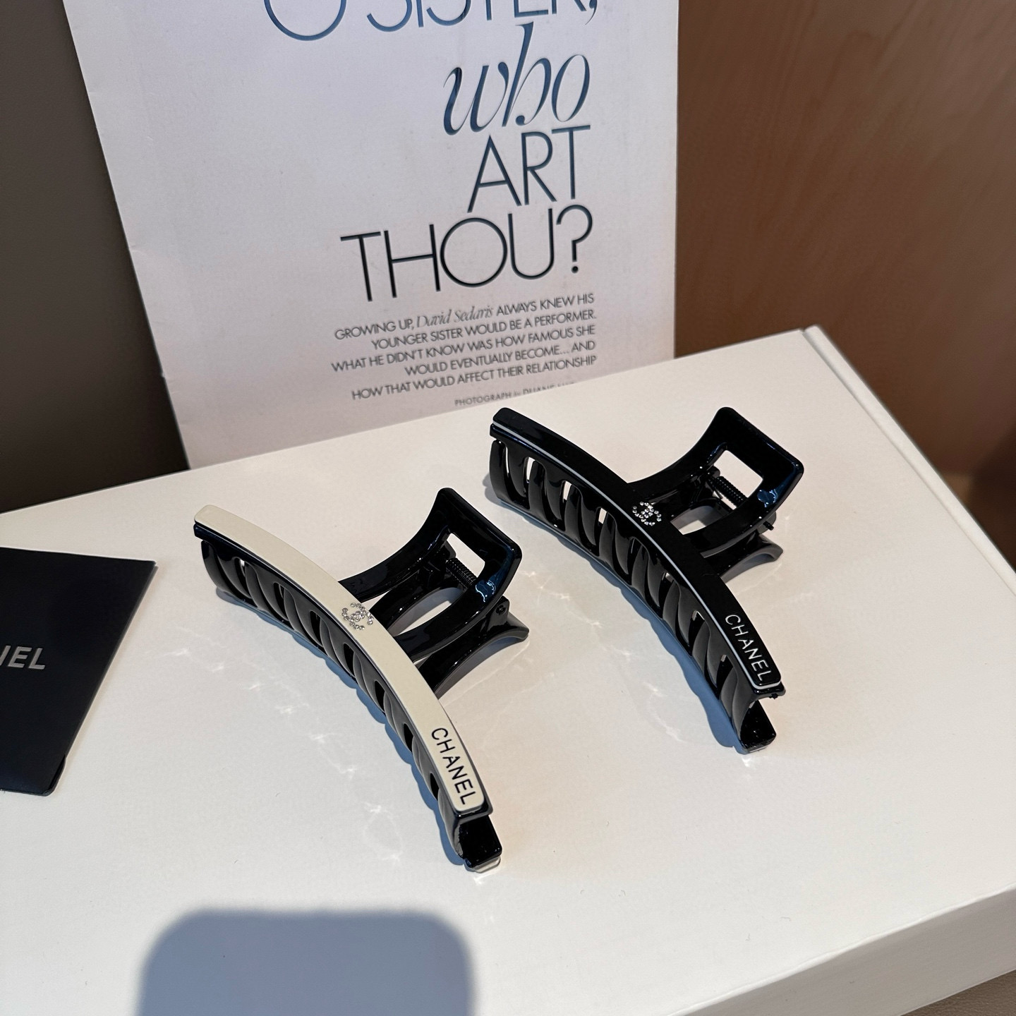 NO:542653,P with packaging box Chanel's latest small fragrance clip, simple and practical, fashionable and trendy!  A must-have for fairies…hairpins, hairpins, chanel, chanel, hairpins19860909P 配包装盒 Chanel (香奈儿)最新小香抓夹,简单实用,时尚潮流！小仙女必备…发夹,发夹,chanel,chanel,hairpins,accessory