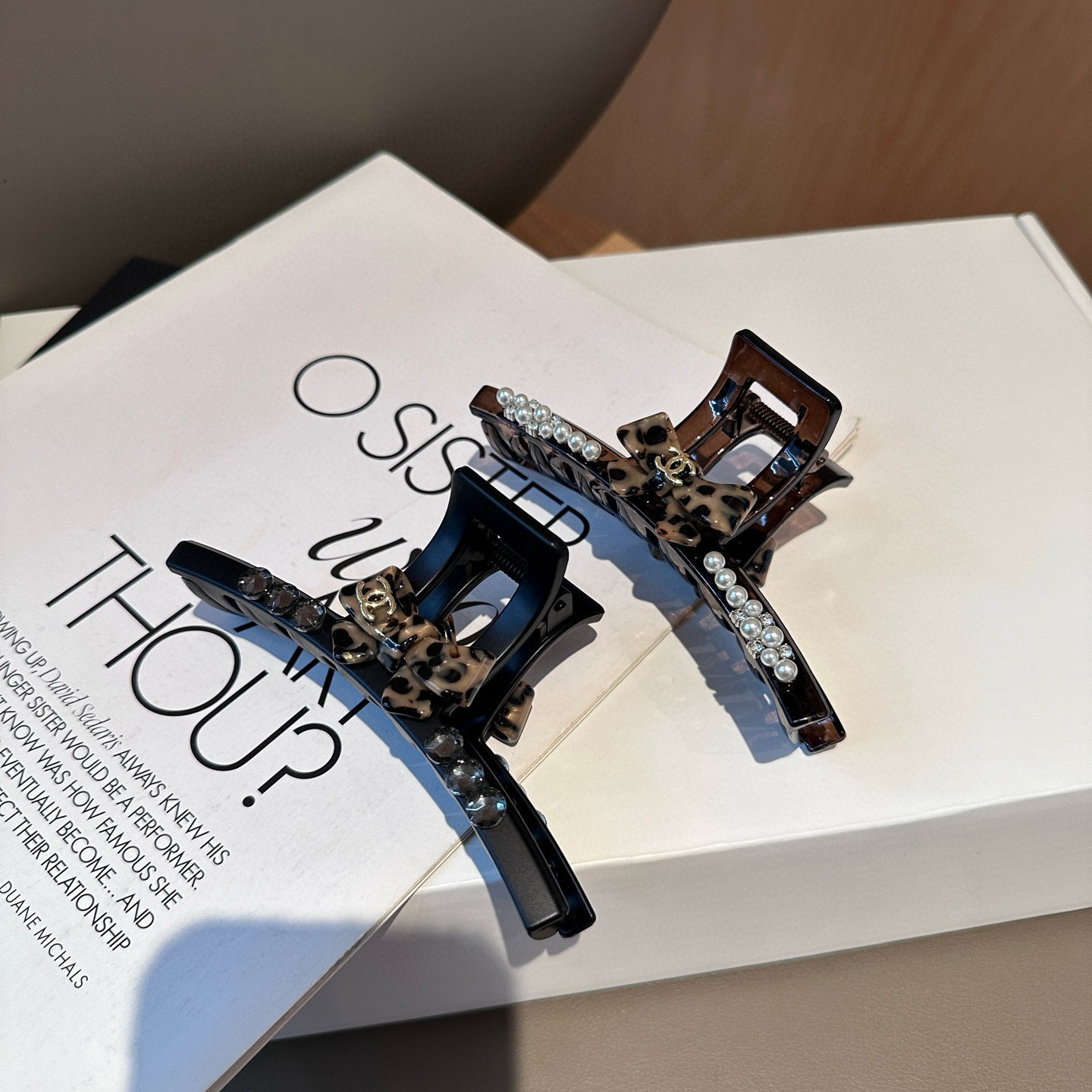 NO:542656,P Comes with a packaging box. Chanel’s latest small fragrance gripper, super pretty!  Full of celebrity style, a must-have for little fairies...hairpins, hairpins, chanel, chanel, hairpins19860909P 配包装盒 Chanel (香奈儿)最新款小香抓夹,超级好看！名媛范儿十足,小仙女必备…发夹,发夹,chanel,chanel,hairpins,accessory