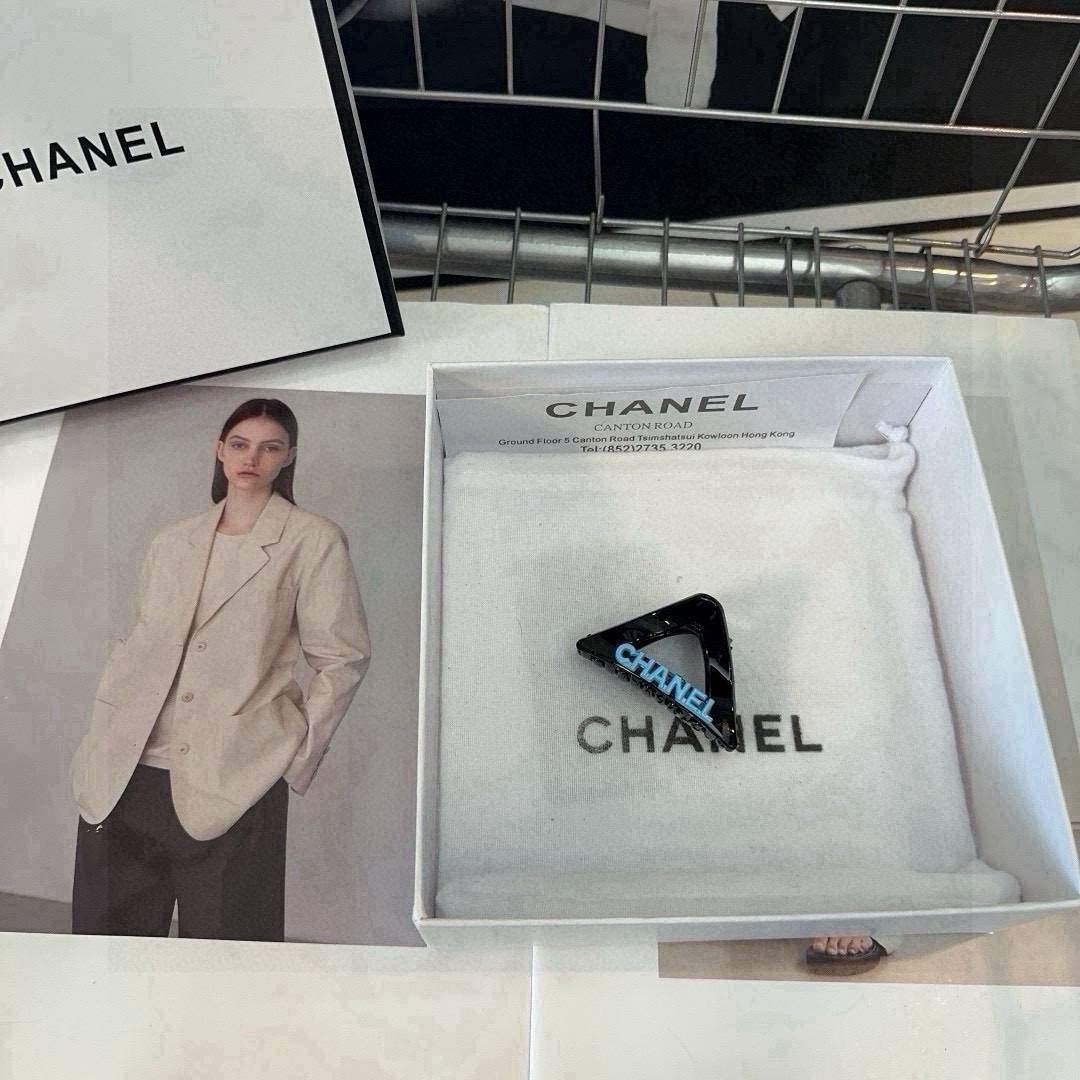 P 60🎁配包装盒(单个)
Chanel (香奈儿)最新小香小抓夹.简单实用,时尚潮流!小仙女必备…