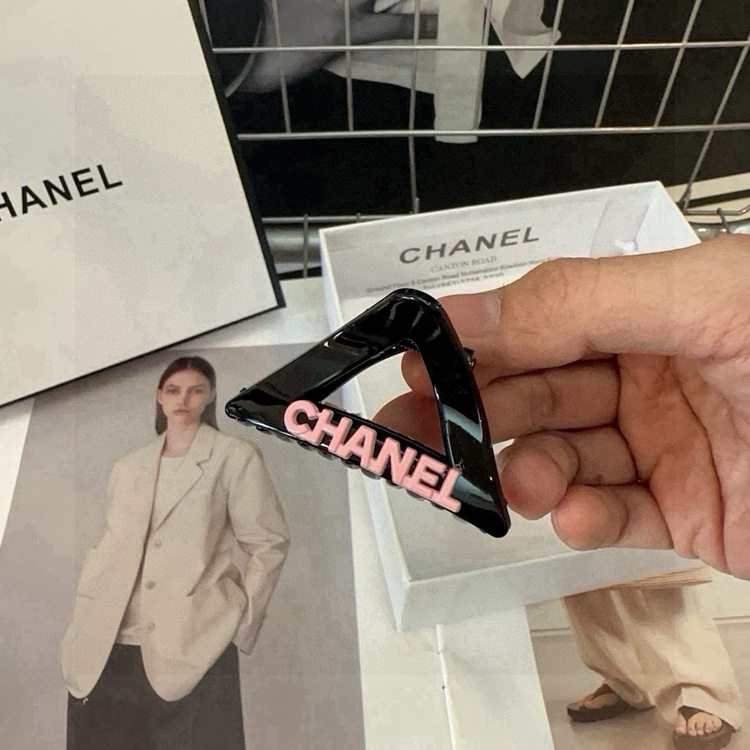 P 60🎁配包装盒(单个)
Chanel (香奈儿)最新小香小抓夹.简单实用,时尚潮流!小仙女必备…