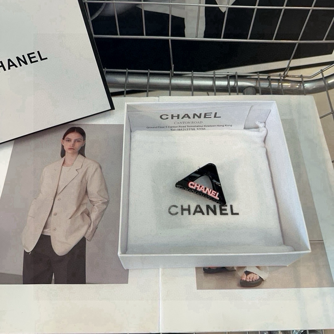P 60🎁配包装盒(单个)
Chanel (香奈儿)最新小香小抓夹.简单实用,时尚潮流!小仙女必备…