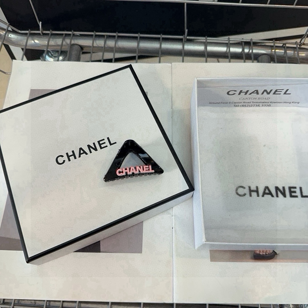 P 60🎁配包装盒(单个)
Chanel (香奈儿)最新小香小抓夹.简单实用,时尚潮流!小仙女必备…