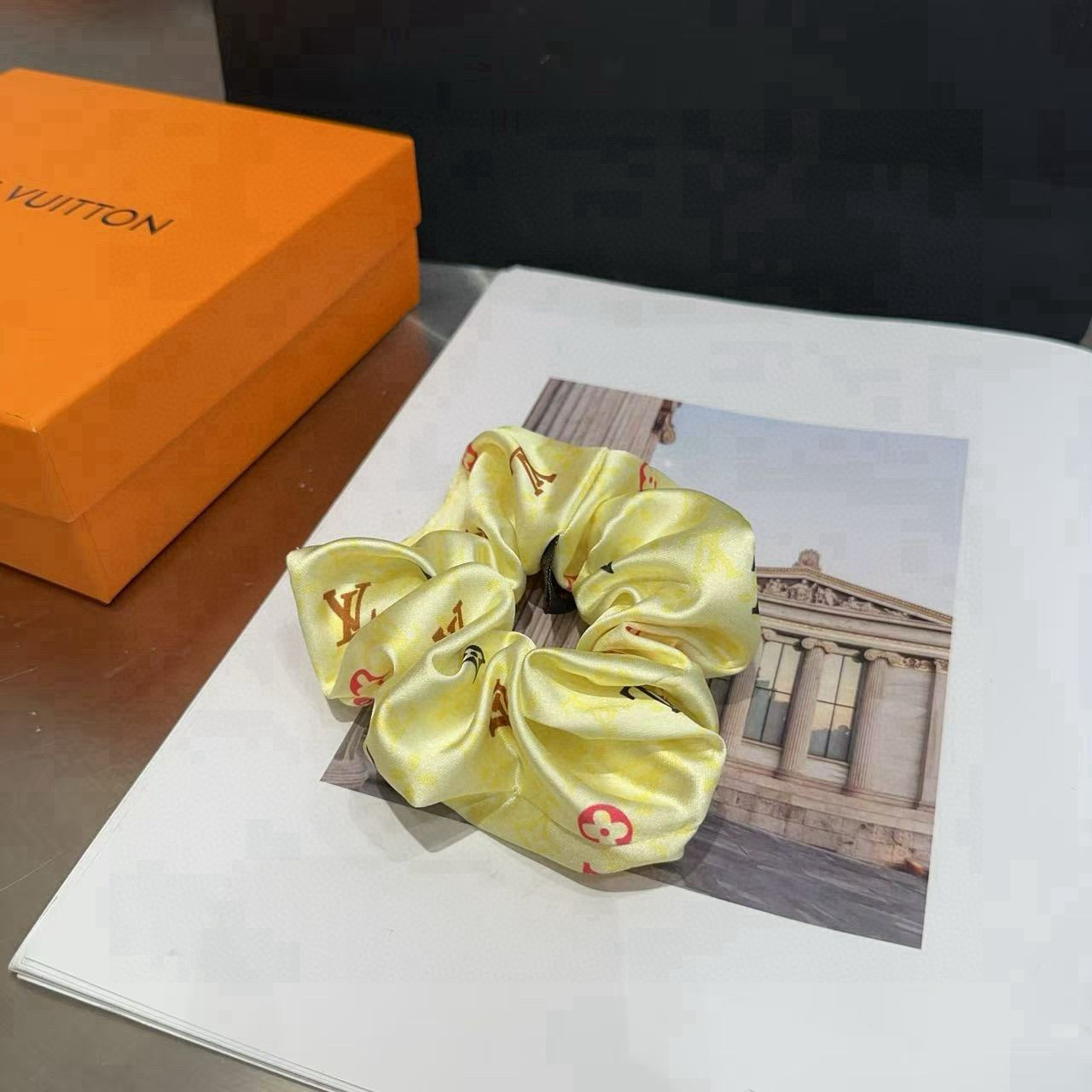 P 65🎁配包装盒
Louis Vuitton (路易威登)驴家新品发圈，夏日小清新！简单大气，特别吸睛！超火爆小单品