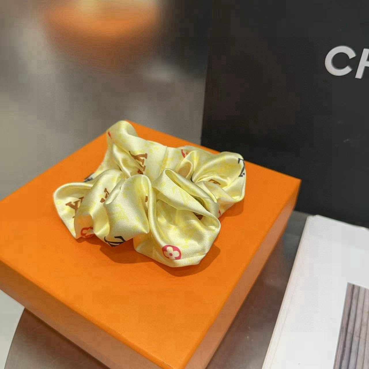 P 65🎁配包装盒
Louis Vuitton (路易威登)驴家新品发圈，夏日小清新！简单大气，特别吸睛！超火爆小单品