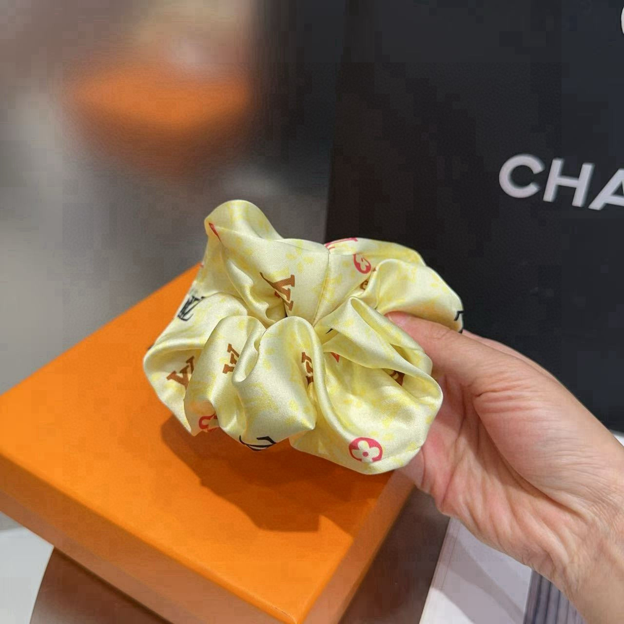 P 65🎁配包装盒
Louis Vuitton (路易威登)驴家新品发圈，夏日小清新！简单大气，特别吸睛！超火爆小单品