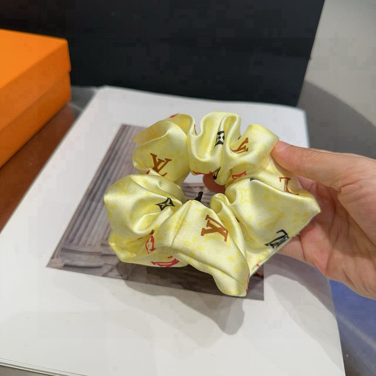 P 65🎁配包装盒
Louis Vuitton (路易威登)驴家新品发圈，夏日小清新！简单大气，特别吸睛！超火爆小单品