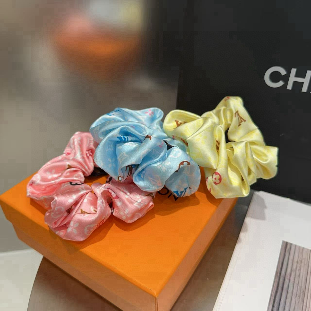 P 65🎁配包装盒
Louis Vuitton (路易威登)驴家新品发圈，夏日小清新！简单大气，特别吸睛！超火爆小单品