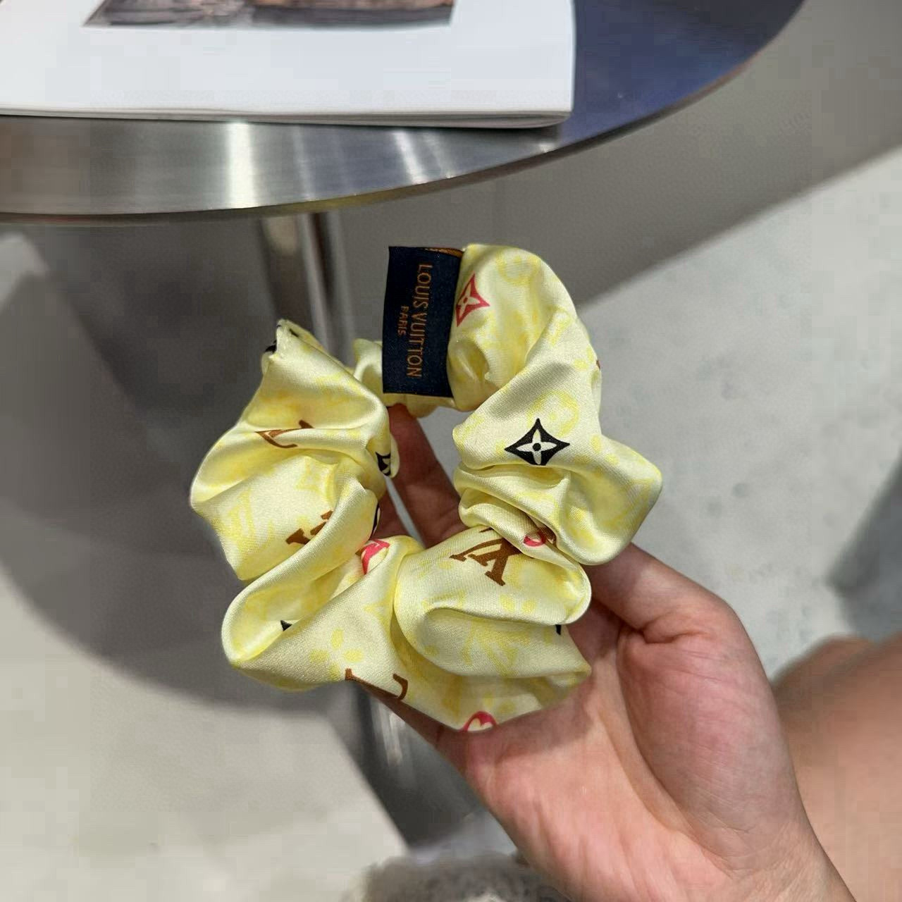 P 65🎁配包装盒
Louis Vuitton (路易威登)驴家新品发圈，夏日小清新！简单大气，特别吸睛！超火爆小单品