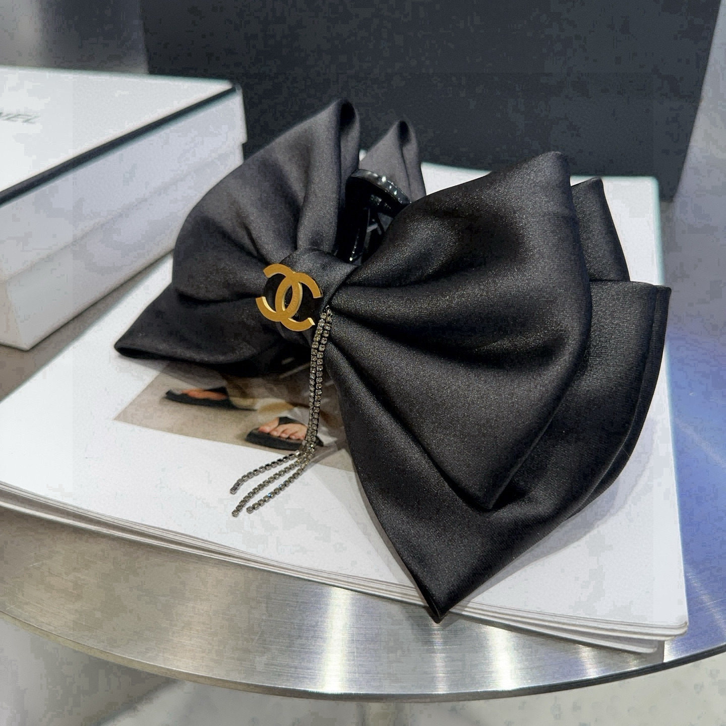 P 65🎁配包装盒
Chanel (香奈儿)最新小香抓夹，简单实用，时尚潮流！小姐姐必备单品