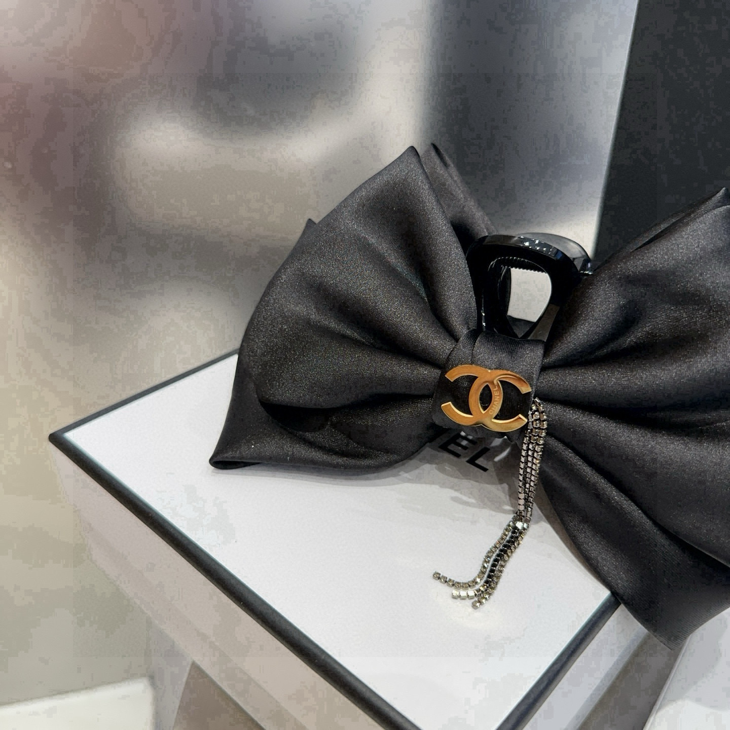 P 65🎁配包装盒
Chanel (香奈儿)最新小香抓夹，简单实用，时尚潮流！小姐姐必备单品