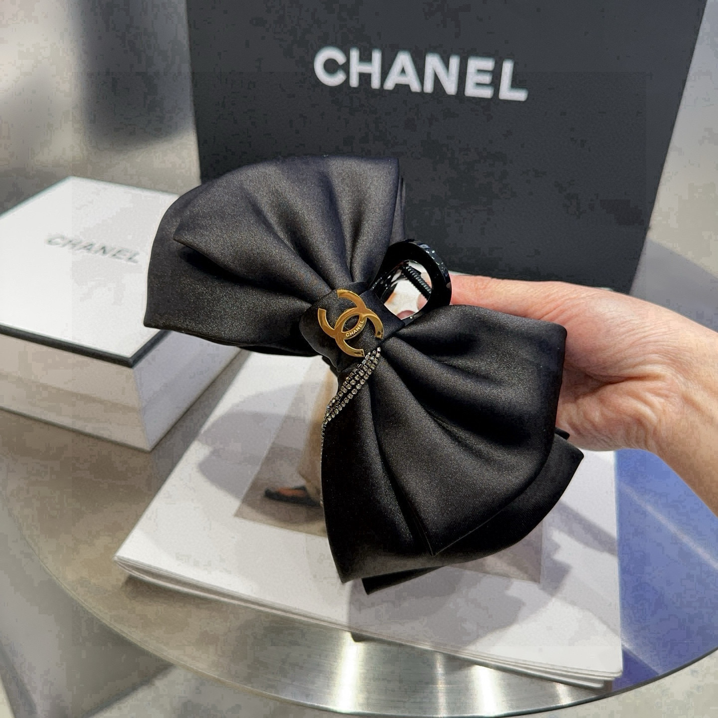 P 65🎁配包装盒
Chanel (香奈儿)最新小香抓夹，简单实用，时尚潮流！小姐姐必备单品