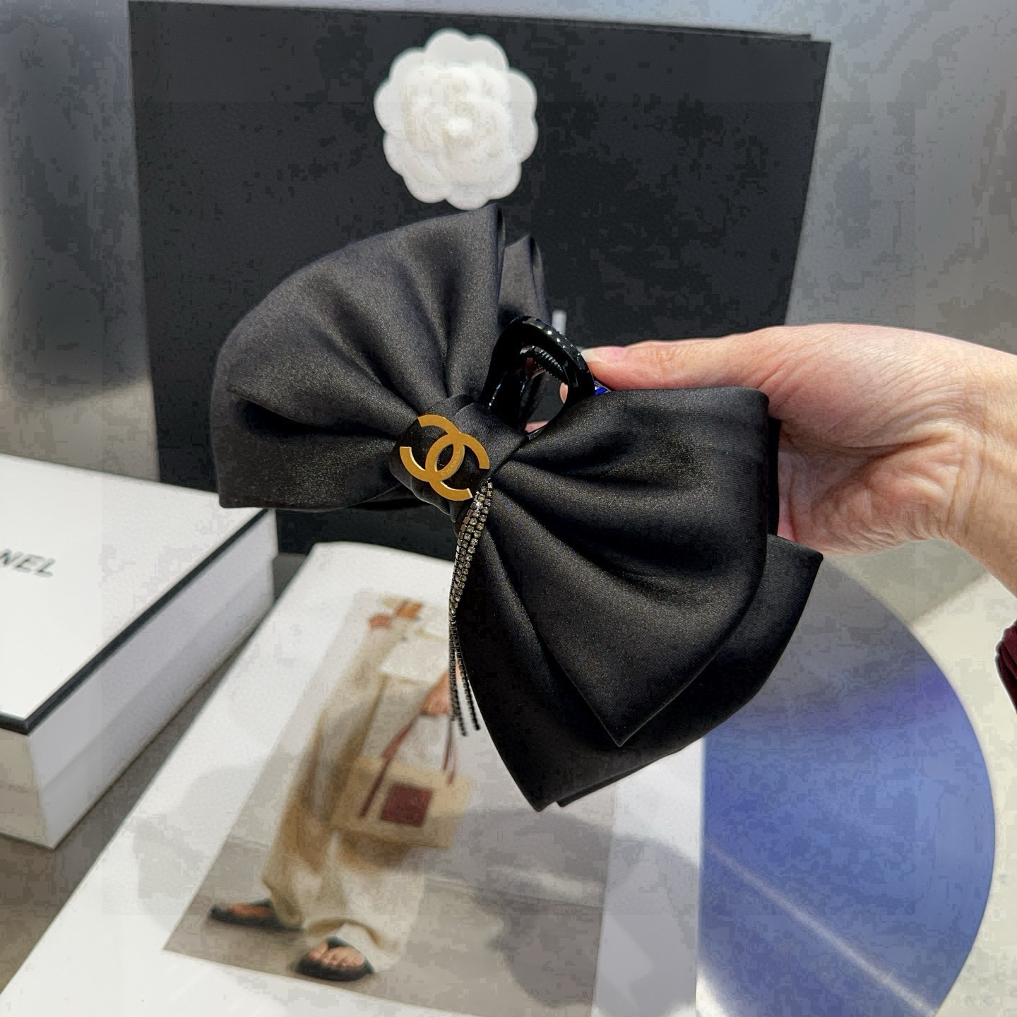 P 65🎁配包装盒
Chanel (香奈儿)最新小香抓夹，简单实用，时尚潮流！小姐姐必备单品