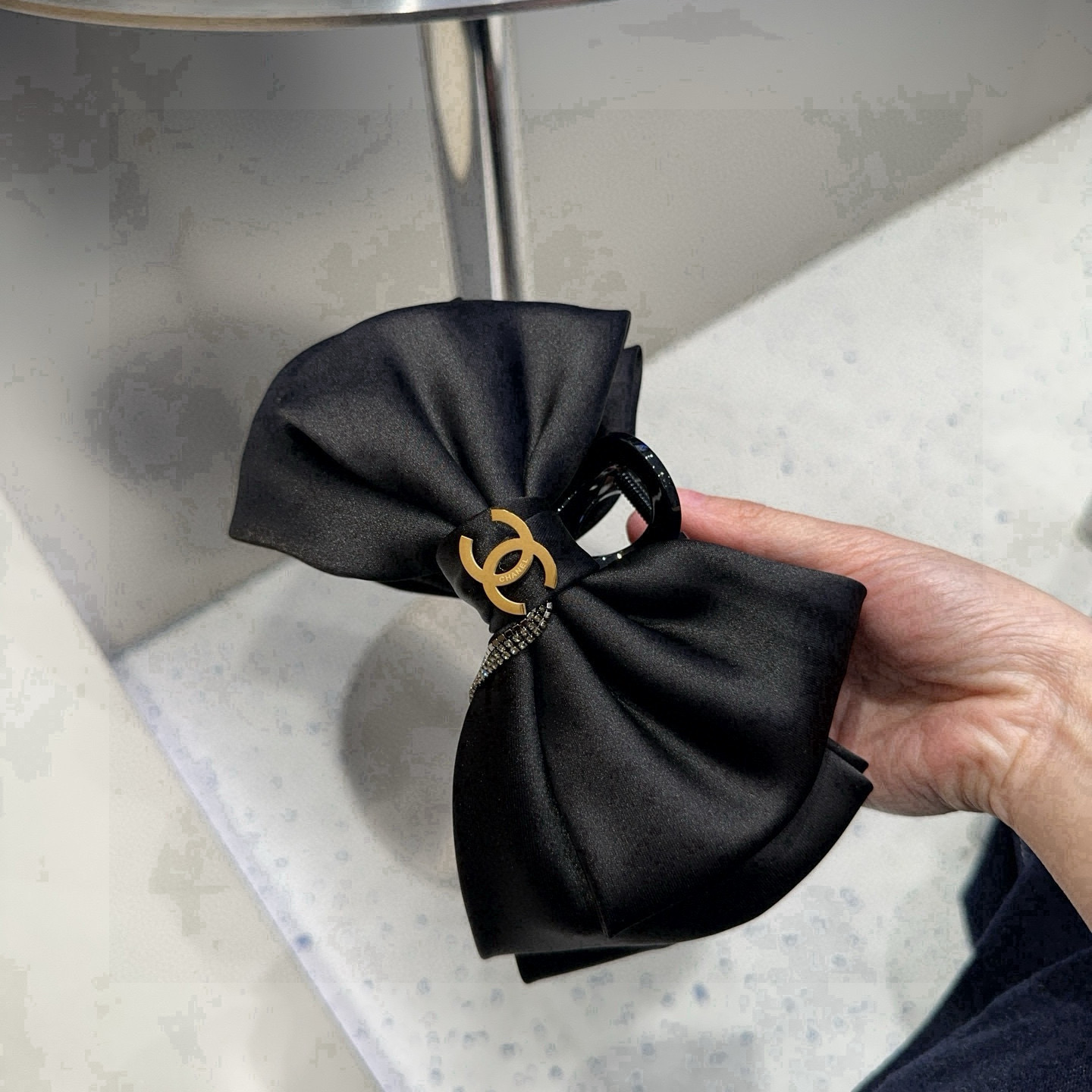 P 65🎁配包装盒
Chanel (香奈儿)最新小香抓夹，简单实用，时尚潮流！小姐姐必备单品