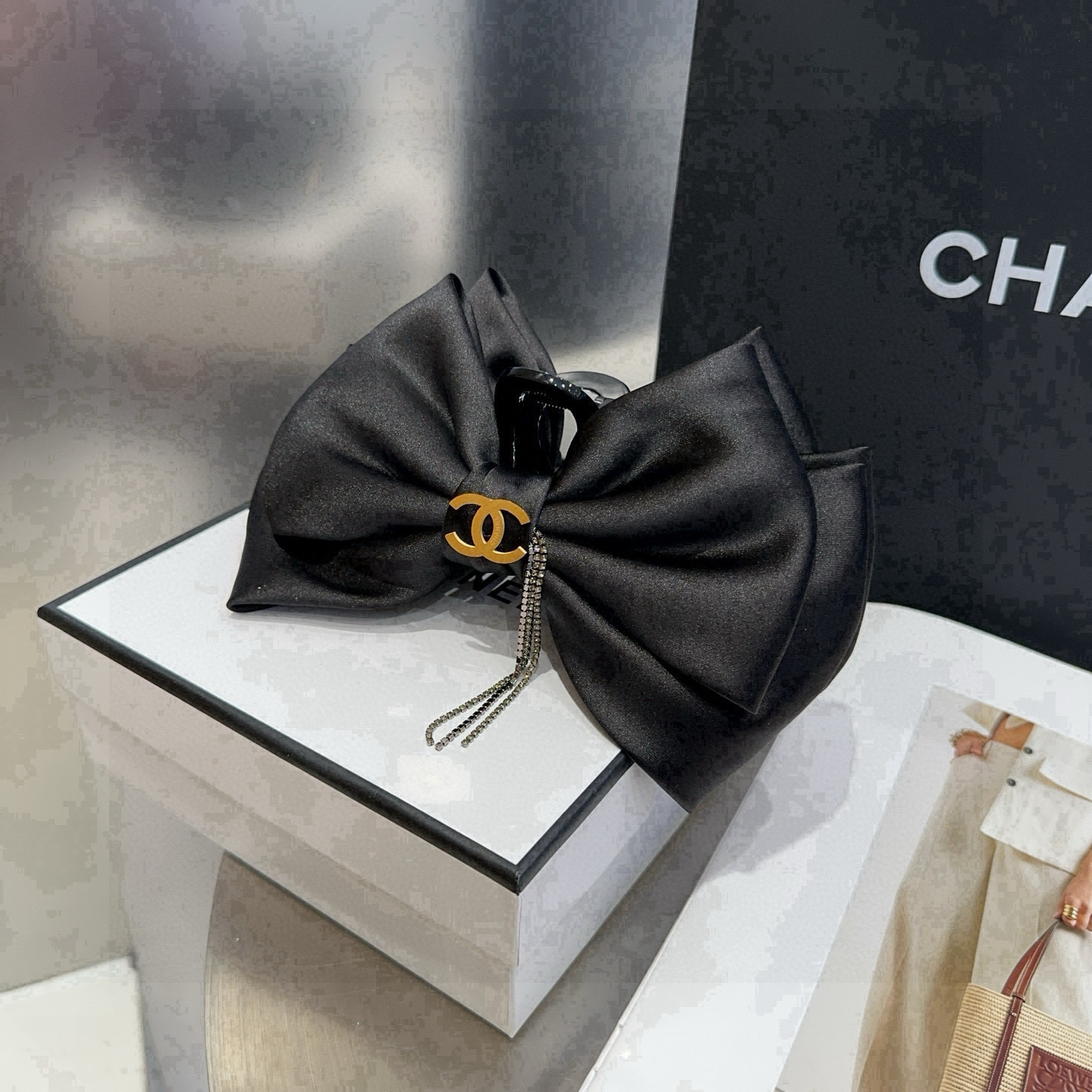 P 65🎁配包装盒
Chanel (香奈儿)最新小香抓夹，简单实用，时尚潮流！小姐姐必备单品